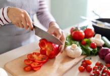 Эндокринолог Тананакина раскрыла секреты гармоничного сочетания вегетарианства и диабета CookingConceptUnrecognizableWomanInGreyApronMakingHealthyDinner