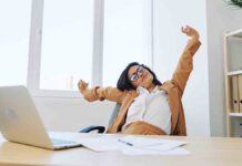 Сокращение рабочей недели в России — реальность или утопия WomanBusinessWorksInTheOfficeAtTheDeskFalls