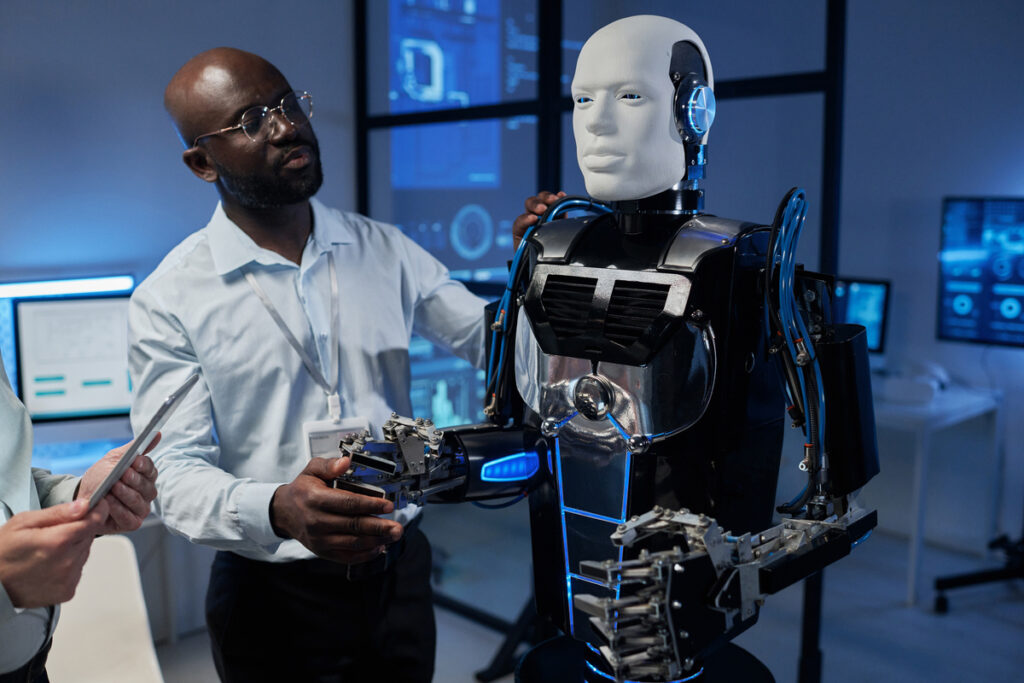 инженер работает над роботом