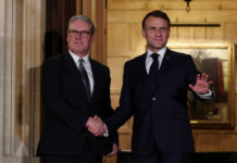 makron i starmer predlozhat trampu razmestit 30 tysyach voennyh na ukraine-politgolos-ru-174030328500-0