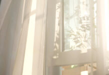 Москвич решил необычным способом восстановить отношения с любимой Wind,Blows,Through,The,Open,Window,In,The,Room.,Waving