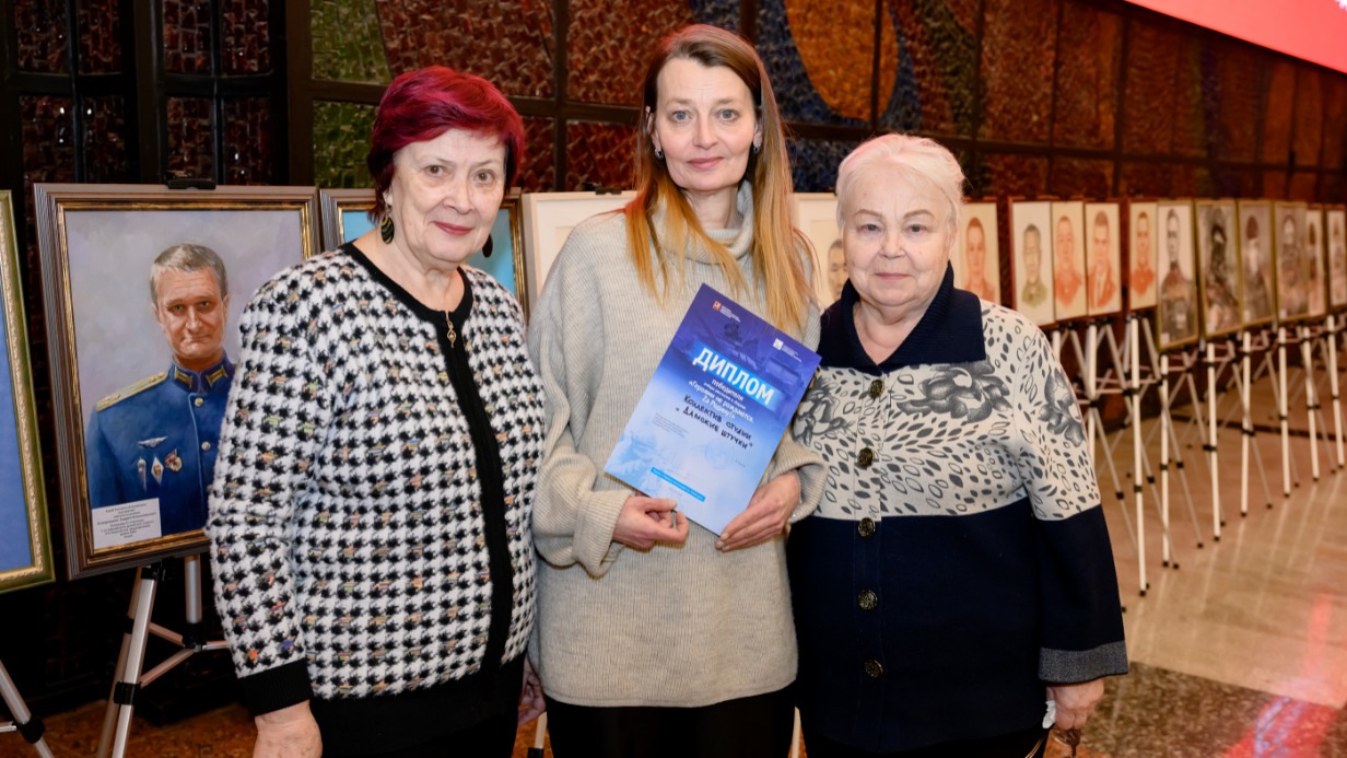 Марина Дорофеева, Евгения Сергеева и Ольга Дронова в Музее Победы получили диплом победителей отбора рассказов в сборник «Героями не рождаются. Zа Родину!». Также коллективу студии «Дамские штучки» вручили памятный юбилейный сборник