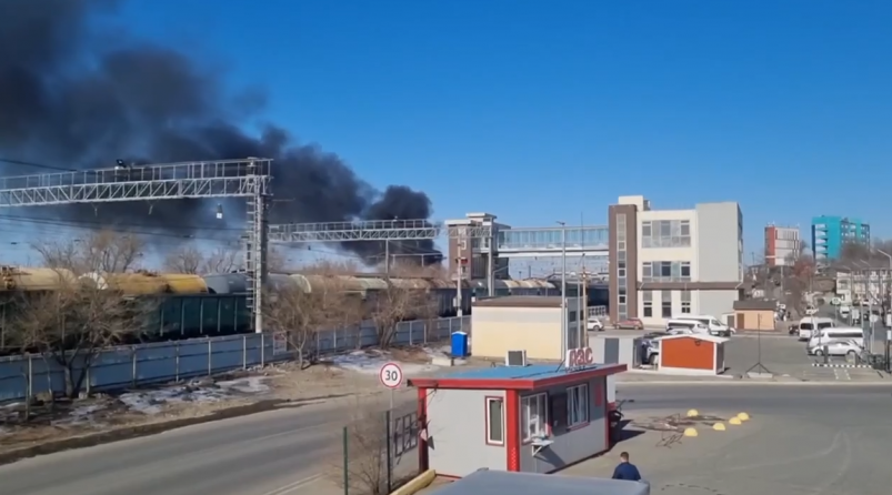 В районе Второй Речки возле моря горит мусор и автопокрышки ТГ-канал (18+) novosti_primorye25