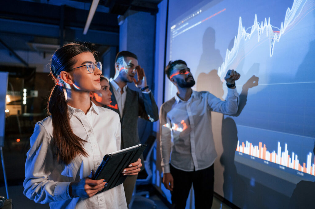 сотрудники анализирует график прогноза