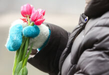 Весенний праздник и летние каникулы — как совместить приятное с полезным Поздравление с 8 марта на улицах Москвы