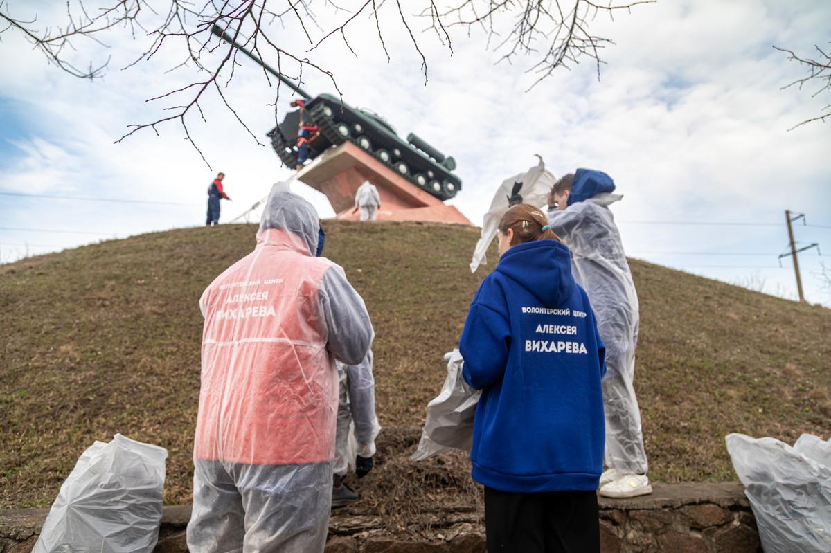 Члены Волонтерского центра Алексея Вихарева