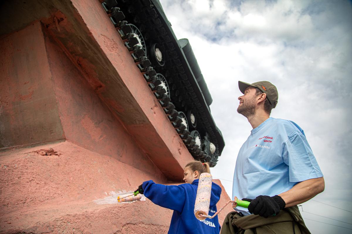 Алексей Вихарев при восстановлении памятника в ДНР