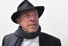 Андрей Макаревич и тигровые акулы Мальдив угроза из глубин Черного моря andrej makarevich i tigrovye akuly maldiv ugroza iz glubin chernogo morya-politgolos-ru-174310309000-0