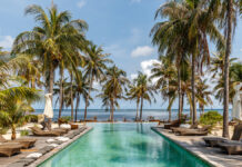 Бали приветствует туристов с новыми правилами этикета и яркими впечатлениями Sun,Loungers,And,Umbrellas,Near,The,Swimming,Pool.,Destination,Holiday.