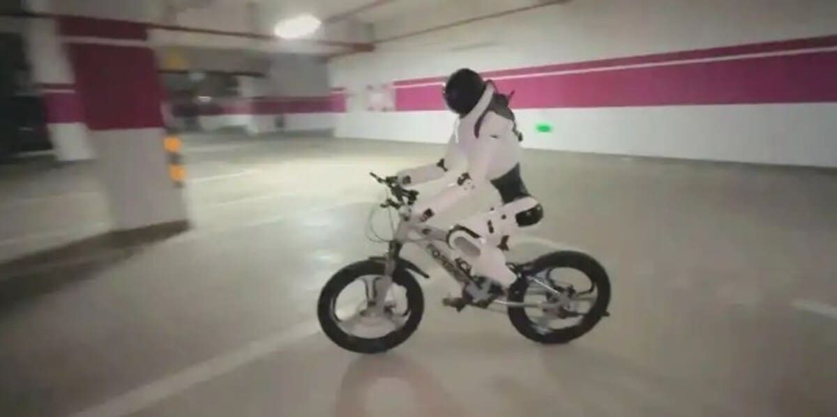 Китайский человекоподобный робот освоил езду на велосипеде-0