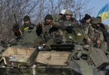 Колонна техники НАТО в ловушке под Суджей — грязь и дроны перекрыли путь к отступлению kolonna tehniki nato v lovushke pod sudzhej gryaz i drony perekryli put k otstupleniyu-politgolos-ru-174083314800-0