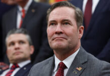 Майк Уолц и Юрий Ушаков согласовали переговоры США и России в Эр-Рияде majk uolcz i yurij ushakov soglasovali peregovory ssha i rossii v erriyade-politgolos-ru-174239462700-0