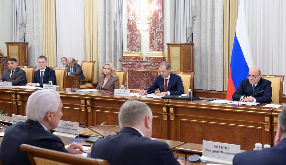 Встреча депутатов «Единой России» (слева — руководитель фракции Владимир Васильев) с премьером Михаилом Мишустиным (справа) прошла в атмосфере полного взаимопонимания