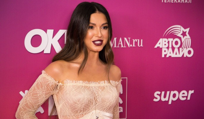 "Девке крышу снесло": народ освистал снявшую бюстгальтер перед камерой Нюшу