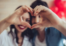 Психолог раскрыла ключевые факторы, влияющие на поиск партнера Beautiful,Young,Couple,At,Home,Is,Making,Heart,Sign,With