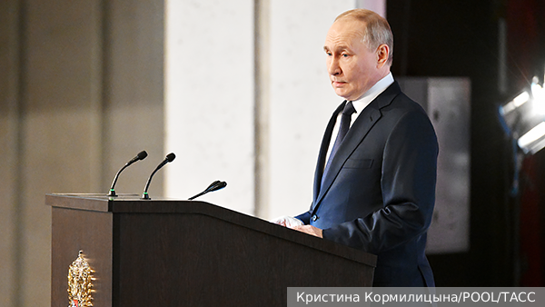 Путин призвал повысить зарплаты сотрудников МВД