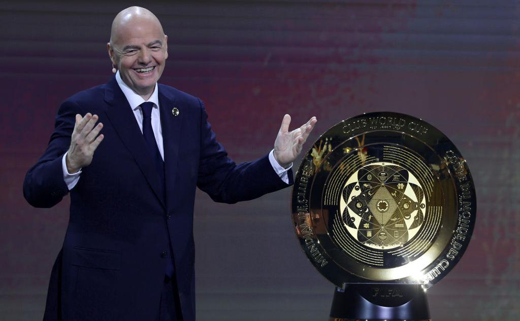 Президент ФИФА Джанни Инфантино с трофеем клубного чемпионата мира (Brennan Asplen / Getty Images)