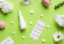 Советы иммунолога Елены Бобриковой для аллергиков в весенний сезон Nasal,Drops,With,Pills,,Flowers,And,Tissues,On,Green,Background.