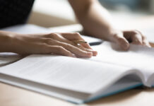 Евгений Ямбург поддерживает упрощённое поступление в колледжи для школьников Student,Preparing,For,College,Test,,Exam,,Reading,Book,,Studying,Textbook,