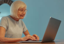 Гаджеты и мозг - советы Рустема Гайфутдинова по предотвращению Альцгеймера Modern,Aged,Woman,Using,Laptop,Computer,At,Home