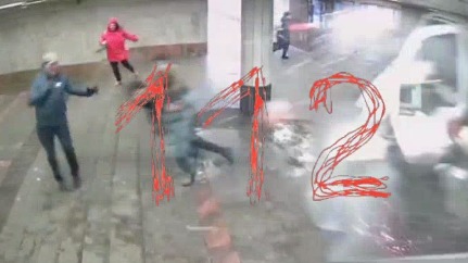 Спас в последний момент: ДТП с «газелью» в метро Москвы попало на видео