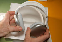 Apple готовит обновление AirPods Max с прошивкой 7E99 для идеальной совместимости с iOS 18.4 unboxing package of the best Apple Computers AirPods Max over-ear headphones with Adaptive EQ