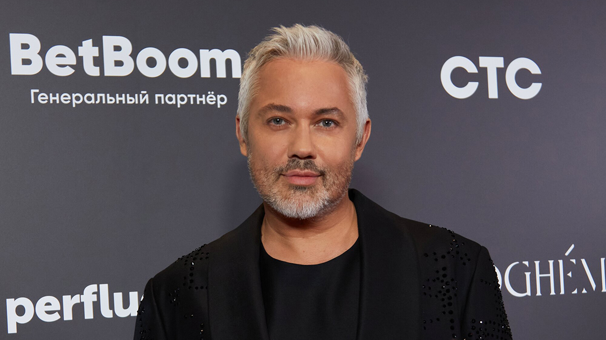 Ведущий шоу «Модный приговор» Рогов рассказал, с чем можно сочетать корсеты