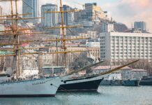 legendarnye parusniki pallada i nadezhda vstretilis vo vladivostoke-politgolos-ru-174437971600-0