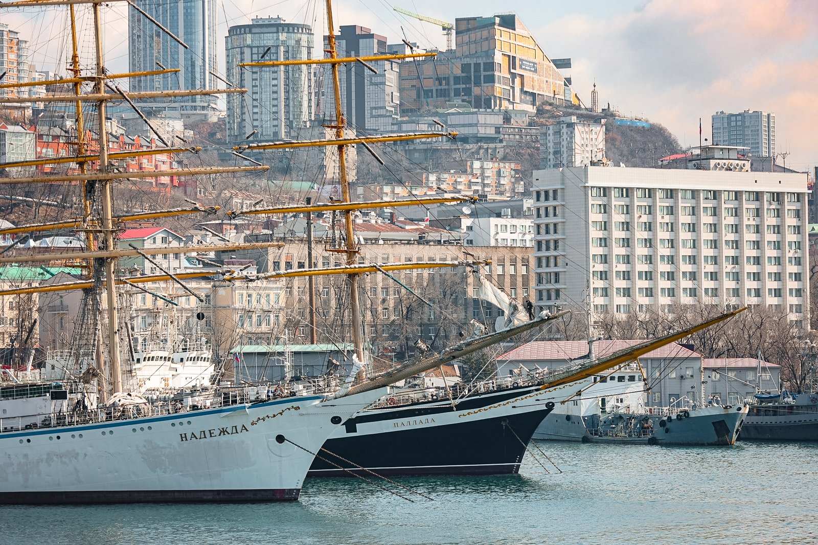 Легендарные парусники Паллада и Надежда встретились во Владивостоке-0