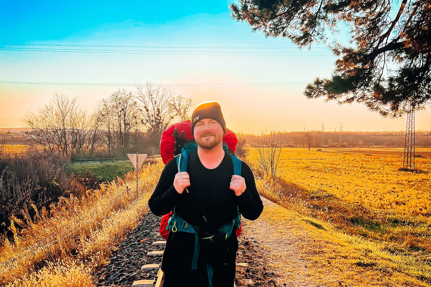 Люк Даекин совершил вдохновляющее пешее путешествие из Англии во Вьетнам-0