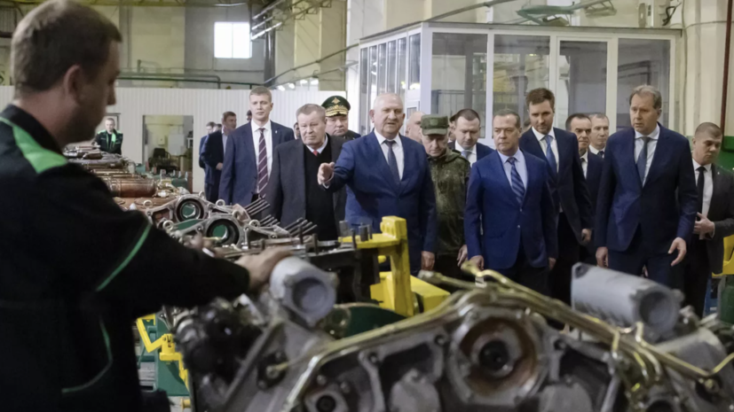 Медведев поблагодарил всех, кто выполняет производственные задачи на передовой