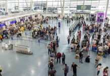 Пассажиры Azur Air в Пхукете и Red Wings в Сочи сохраняют оптимизм passazhiry v phukete i v sochi sohranyayut optimizm-politgolos-ru-174447993900-0