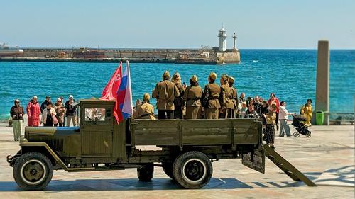 На набережную Ялты выехала полуторка с агитбригадой