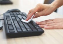 Секреты ухода за ноутбуком, смартфоном и наушниками для их чистки sekrety uhoda za noutbukom smartfonom i naushnikami dlya ih chistki-politgolos-ru-174568606400-0