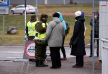 Сотни путешественников едут в Россию через Нарву и Ивангород sotni puteshestvennikov edut v rossiyu cherez narvu i ivangorod-politgolos-ru-174506954900-0