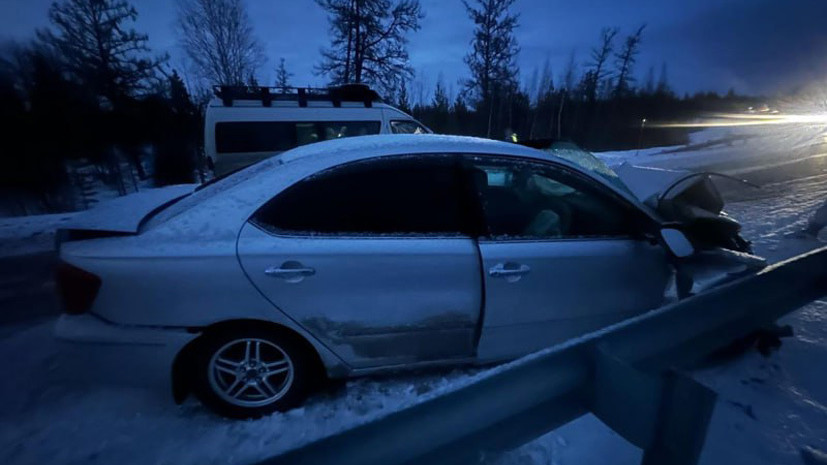 В Якутии в ДТП с микроавтобусом пострадали 13 человек