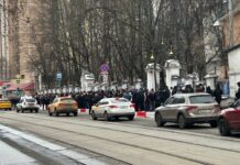 teplye proshhaniya pavla ivleva sobrali sotni poklonnikov u hrama v moskve-politgolos-ru-174436568900-0