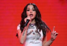 Валя Карнавал вдохновенно рассказала о творчестве и ответила на критику valya karnaval vdohnovenno rasskazala o tvorchestve i otvetila na kritiku-politgolos-ru-174532625400-0