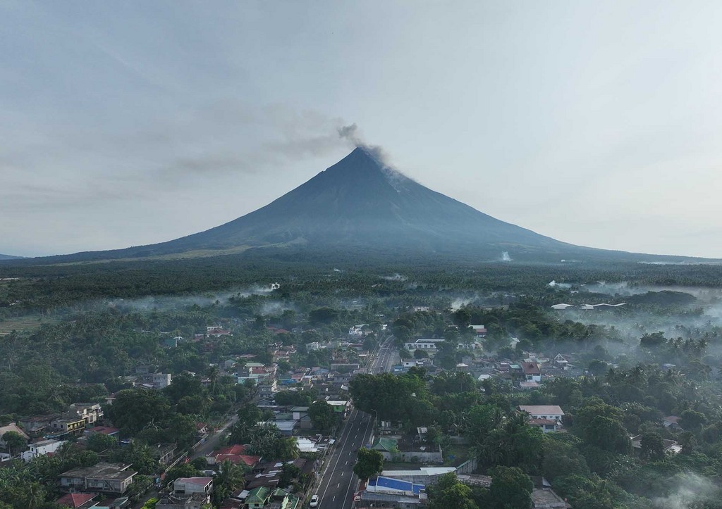 На краю России началось извержение вулкана