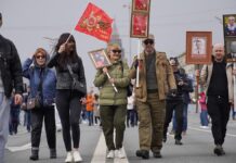 Александр Беглов и Владимир Путин обсуждают рекорд «Бессмертного полка» в Санкт-Петербурге Акция «Бессмертный полк» в Москве