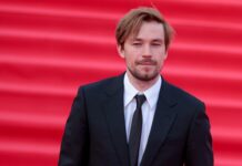 aleksandr petrov i viktoriya predstavlyayut romantiku i stihi na premere planety maksimus-politgolos-ru-174649274500-0