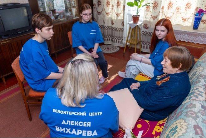 Волонтёры из центра Алексея Вихарева подарили ветеранам радость к 9 Мая