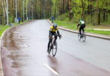 Алексей Вихарев и волонтеры поддержали велогонки в Екатеринбурге aleksej viharev velogonki7_politgolos