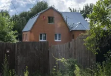 Федор Васильев объясняет, как защитить дачу от сырости с Пенетроном fedor vasilev obyasnyaet kak zashhitit dachu ot syrosti s penetronom-politgolos-ru-174702710100-0