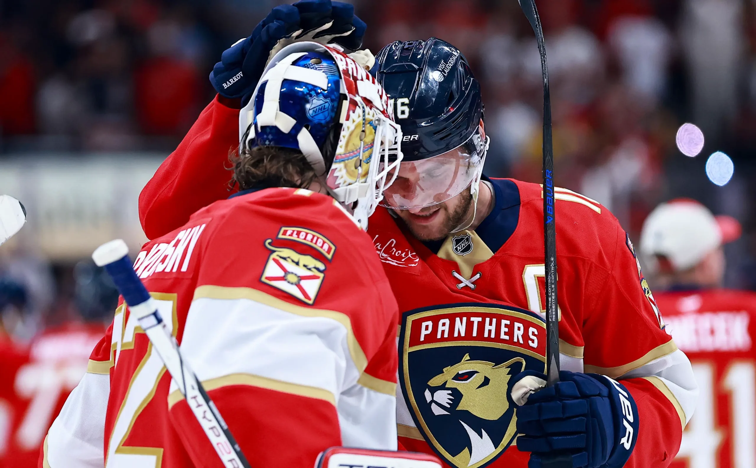 Вратарь клуба НХЛ Флорид Пантерз Сергей Бобровский с капитаном команды Александром Барковым. ( Carmen Mandato / Getty Images)