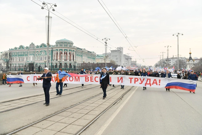 Первомай в России всегда отмечали с размахом, славя людей труда | Источник: Артём Устюжанин / E1.RU