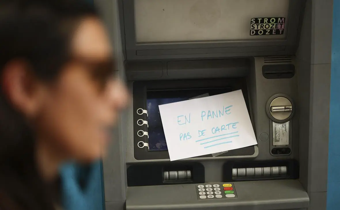 Неработающий банкомат в Каннах во время блэкаута (Stephane Mahe / Reuters)