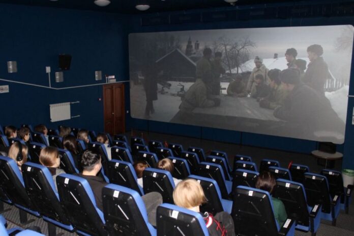 Патриотическое кино Минкультуры России объединило 7 тыс. школьников Урала-0
