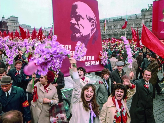 1977 год, первомайская демонстрация трудящихся на Красной площади | Источник: В. Соболев / Главархив Москвы