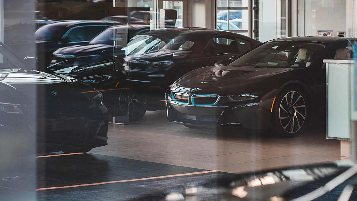 Работников автосалонов в Москве задержали за мошенничество и навязывание кредитов